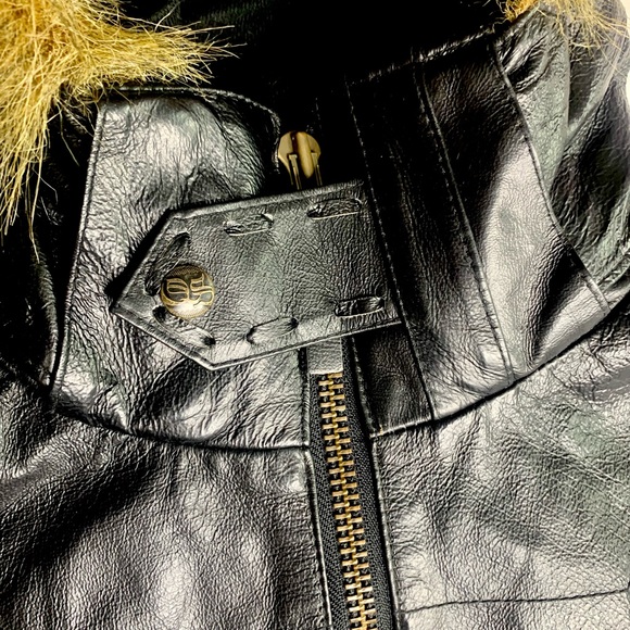 Quicksilver Leather Snowboard/Ski Mens Jacket. Size M. Faux fur hood, zip front - Picture 4 of 16